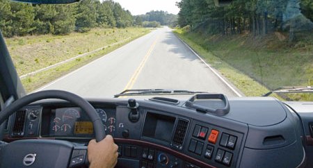 Sono no volante: Caminhões e ônibus podem ter alerta contra sono do motorista.