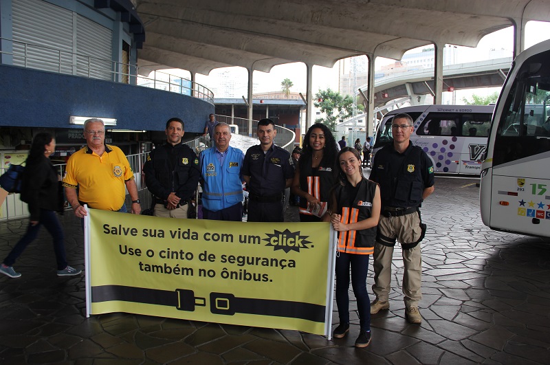 Ação na rodoviária de Porto Alegre alerta para importância do cinto de segurança.