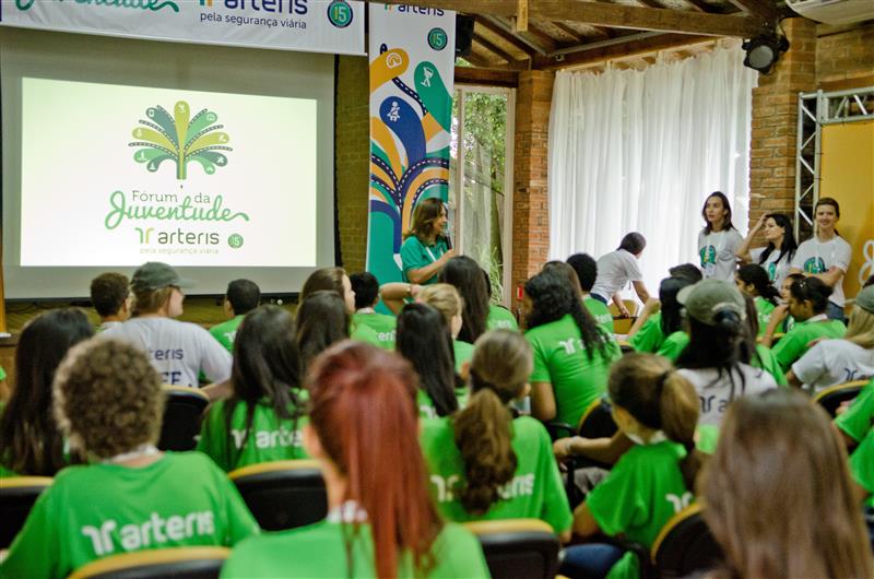 Jovens apresentam soluções para o trânsito.