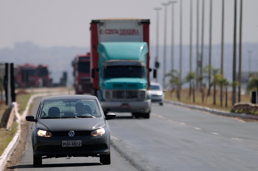 Multas por farol desligado em rodovias: Comissão da Câmara aprova anistia.