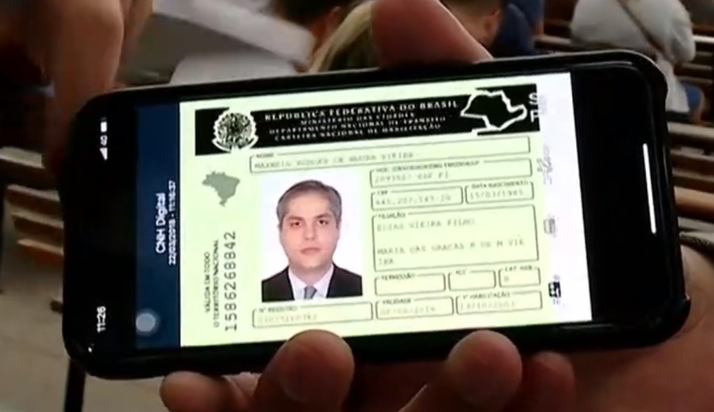 São Paulo lança versão da carteira de motorista para celular.
