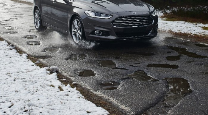 Sistema de direção inteligente alerta o motorista sobre buracos a frente em tempo real.