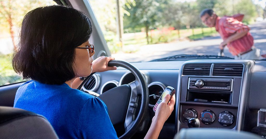 Celular no Trânsito, Risco de acidentes é 400% maior ao usar.