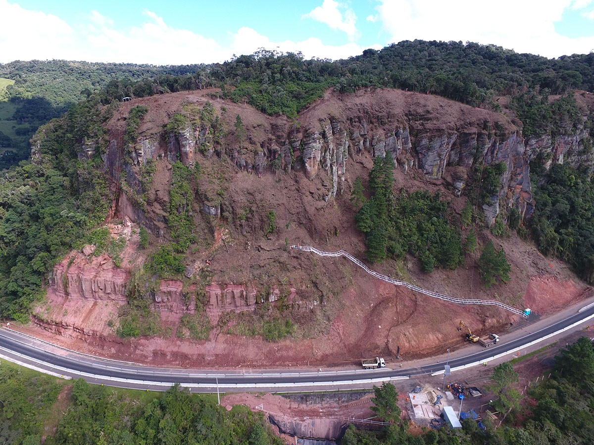 Obras na Serra do Espigão contam com complexas soluções em contenção.