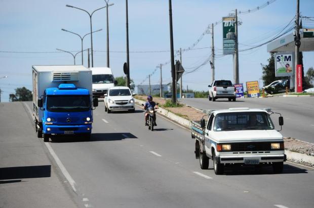 Projeto flexibiliza obrigação de uso de farol nos trechos urbanos de rodovias.