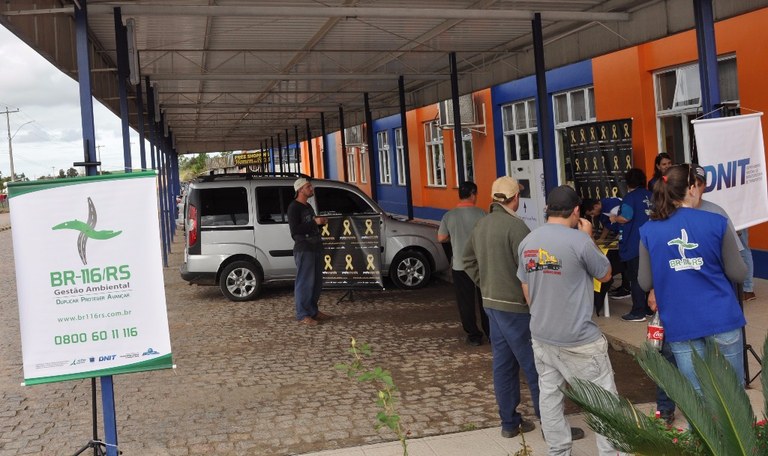 DNIT/RS realiza blitz na BR-116 em apoio ao Maio Amarelo.