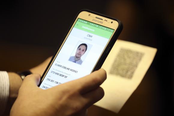 Nova carteira de motorista - Inovação digital para CNH entra em vigor a partir de fevereiro de 2018.