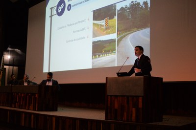 DNIT apresenta novo programa de sinalização rodoviária.