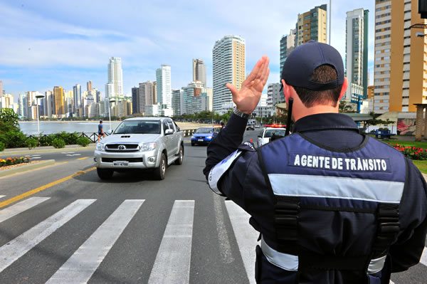 Agentes de trânsito poderão portar arma de fogo.
