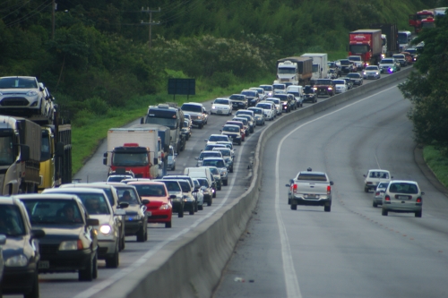 Projeto de Lei quer proibir tráfego de caminhão em rodovia federal nos finais de semana.