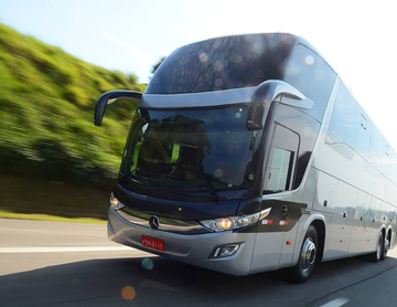 Mercedes-Benz destaca tecnologias de segurança ativa de caminhões e ônibus no mês do Maio Amarelo.