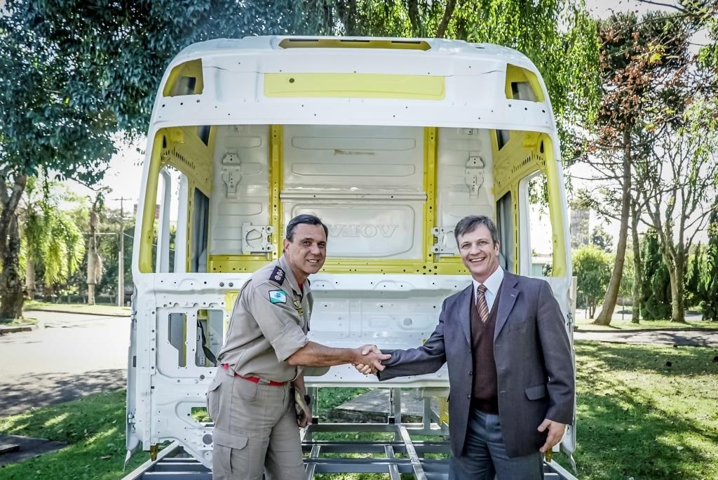 Programa Volvo de Segurança no Trânsito doa cabine de caminhão para Corpo de Bombeiros de Curitiba.